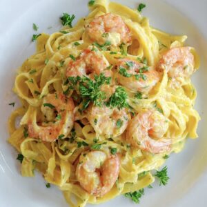 Tagliatelle an Safran-Rahmsauce mit Crevetten.